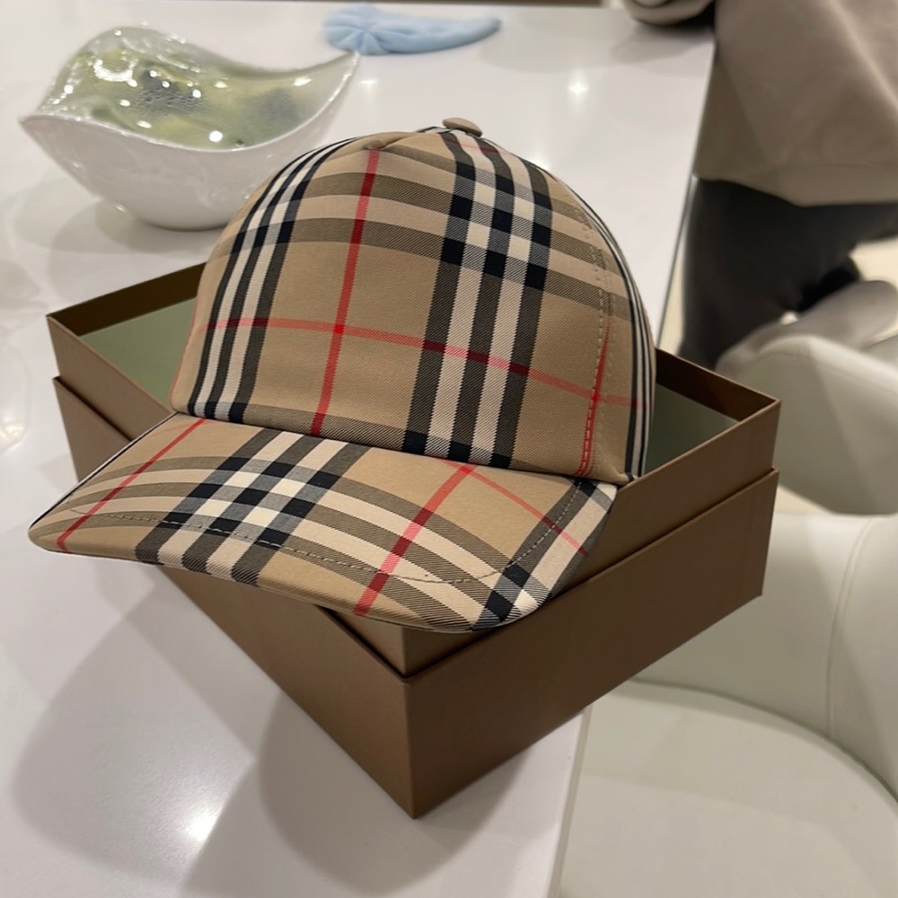 Burberry hat size small worn once!